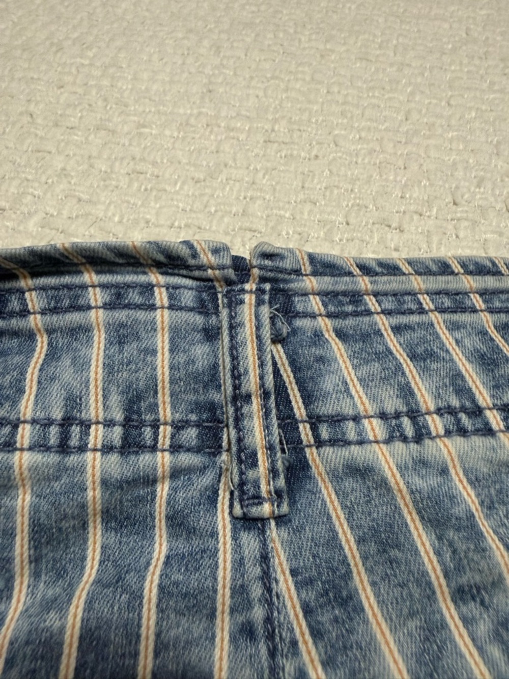 American Eagle stripped high rise shorts. Women’s size 8.  Excellent condition - Picture 6 of 7